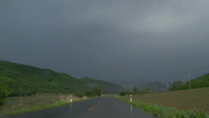 在雨中开车行驶车窗外汽车第一视角