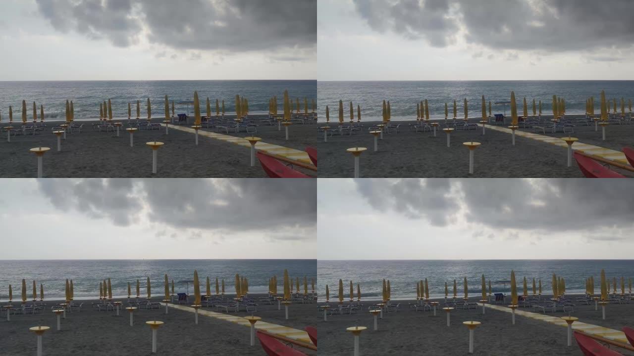 海滨的沙滩伞，以迎接游客。意大利海滩。卡拉布里亚正在等待客人。
