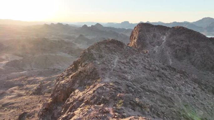 日出时的沙漠山脊和山谷鸟瞰图