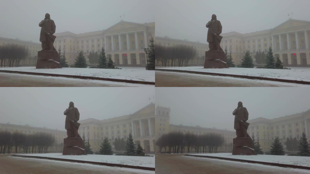 俄罗斯城市斯摩棱斯克中央广场列宁纪念碑全景。