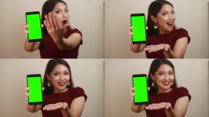 亚洲美少女在智能手机绿屏中惊呆