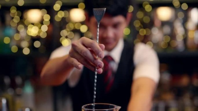 4k男性酒保在豪华酒吧的吧台为顾客准备鸡尾酒饮料。
