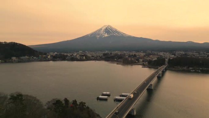 富士山和大桥的空中前方