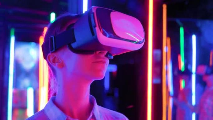 在互动VR展览会上使用虚拟现实耳机的女人