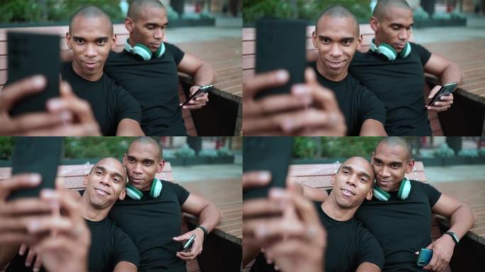 漂亮的秃头非洲兄弟在手机上自拍照片