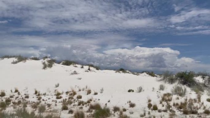 新墨西哥州南部季风季节，白沙国家公园美丽的石膏沙丘远景与戏剧性的天空相伴