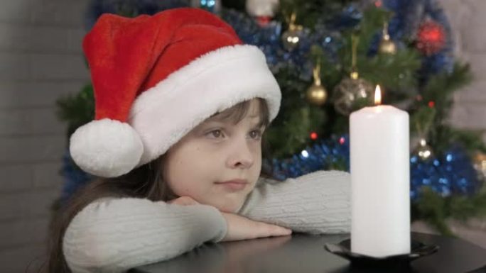 圣诞蜡烛下的悲伤孤独的孩子。