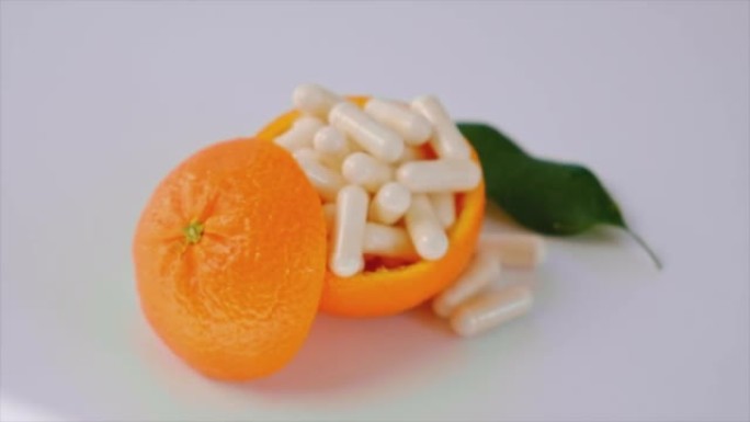 维生素c与橘子在白色背景。选择性聚焦。自然。