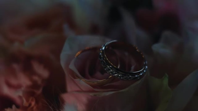 结婚戒指被动态光照亮，并在特写镜头中拍摄。光线投下了有趣的阴影