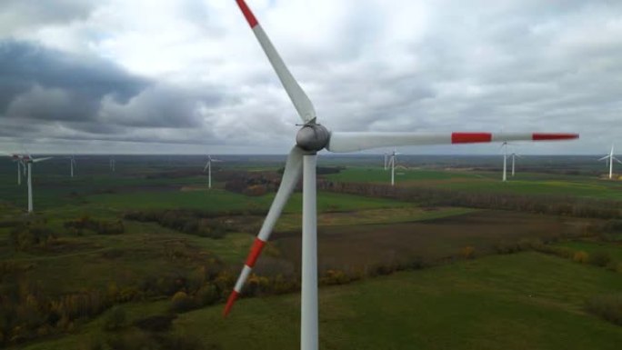 在广阔的农村地区进行多个旋转风车的航拍，用于可再生电力生产