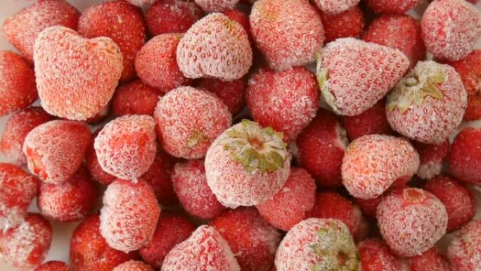 盘子里的冷冻草莓。
