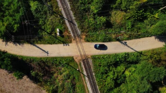 汽车驶过铁路公路。铁路正在穿越汽车道路和森林