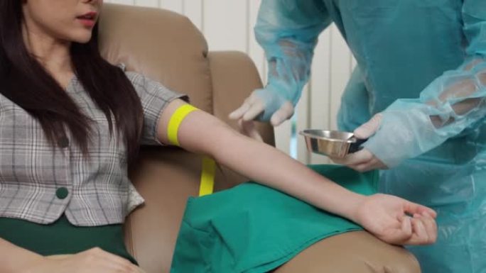 关闭医护人员用酒精擦拭清洁捐赠者手臂上的区域。献血和慈善理念