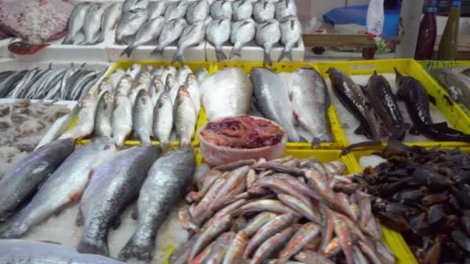 佐治亚州巴统的新鲜海鲜市场。冰上活鱼。