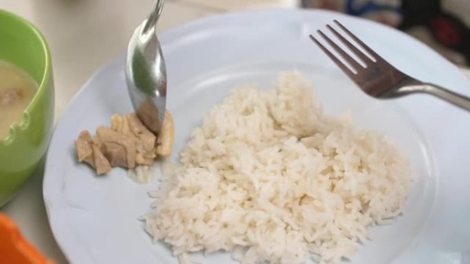 在厨房里吃泰国菜和米饭