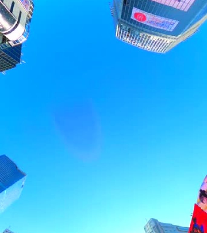 穿过涩谷十字路口的人