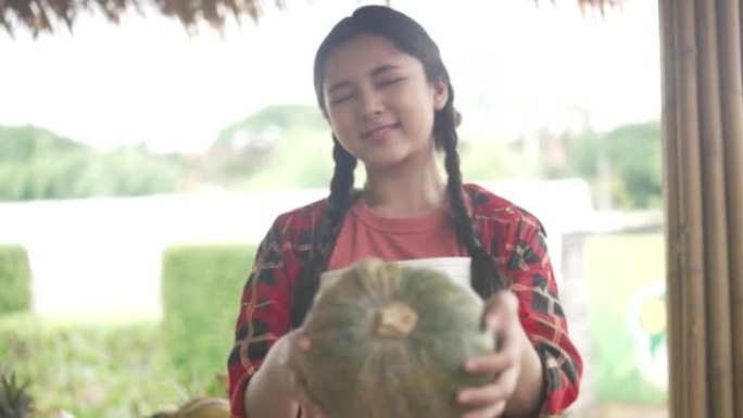 这个女孩因在她的农场卖蔬菜而活着。