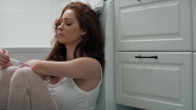 白人妇女在浴室等待怀孕测试结果。用4K红氦相机拍摄。