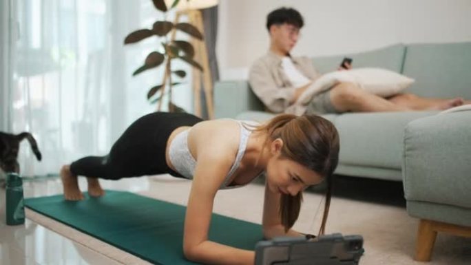 亚洲妇女在家在客厅锻炼