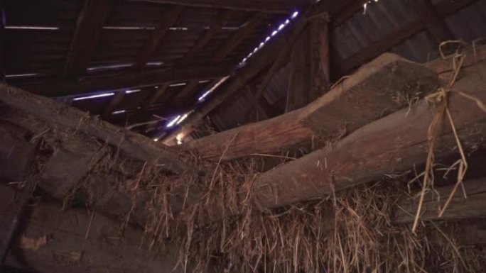 农村农场的空废弃谷仓，稻草悬挂在废弃的屋顶上。废弃的谷仓。尘土飞扬的令人毛骨悚然的谷仓阁楼。可怕而险