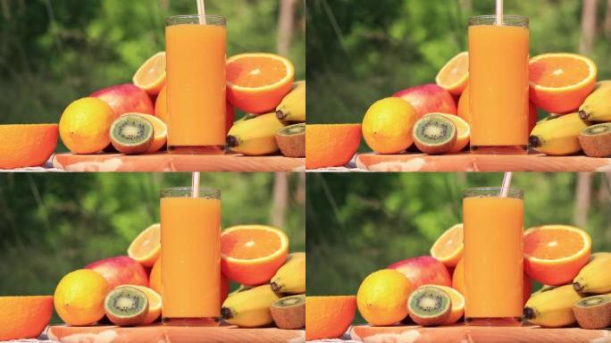 在高玻璃杯中鲜榨果汁，用吸管搅拌