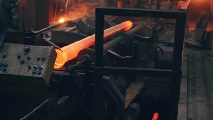冶金厂铸造和生产金属管的工艺。仅铸造的红色热圆管