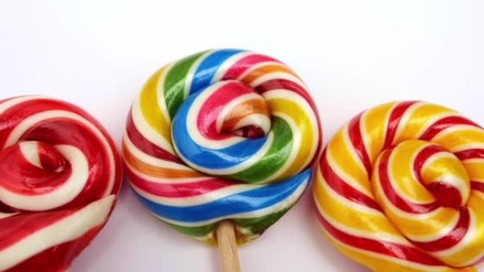 一套彩色棒棒糖孤立在白色。吸盘和不健康的食物。彩虹棒棒糖。多色糖果和棒棒糖糖果背景