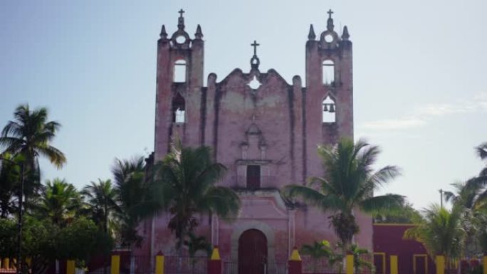 墨西哥巴利亚多利德镇教堂的风景