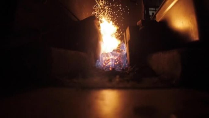 日本剑匠武士刀在窑中燃烧煤的火焰。