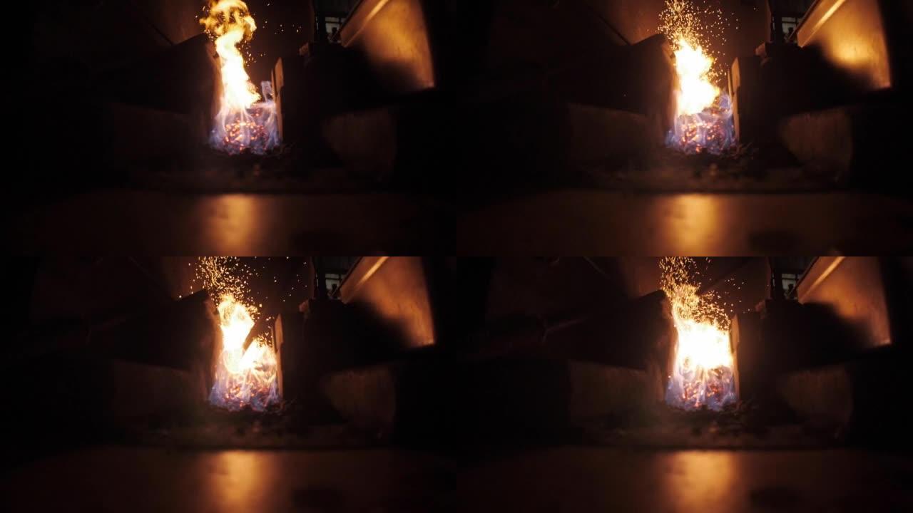 日本剑匠武士刀在窑中燃烧煤的火焰。