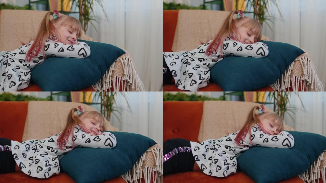 小累懒人睡觉的孩子女孩躺在沙发上睡着了，独自在家感到精力不足
