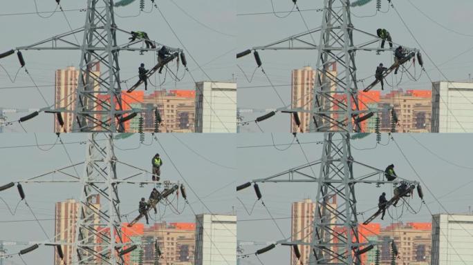 在大城市的住宅建筑的背景下，三名高空安装人员在高压线塔上工作，时间流逝