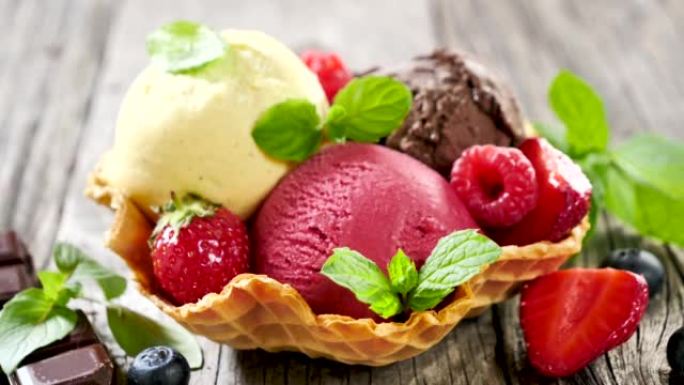 冰淇淋球 (巧克力、草莓和香草)