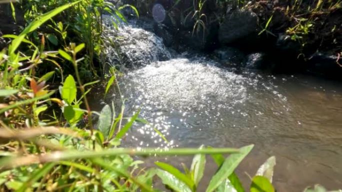 排水通道，排水量不太大; 用于灌溉稻田和农民的田地