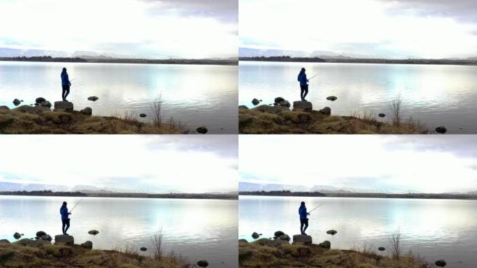男子在冰岛钓鱼湖