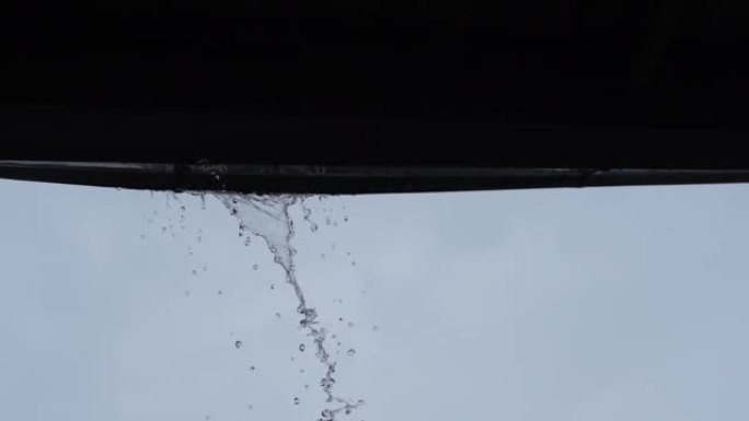 雨水从屋顶倾泻而下。