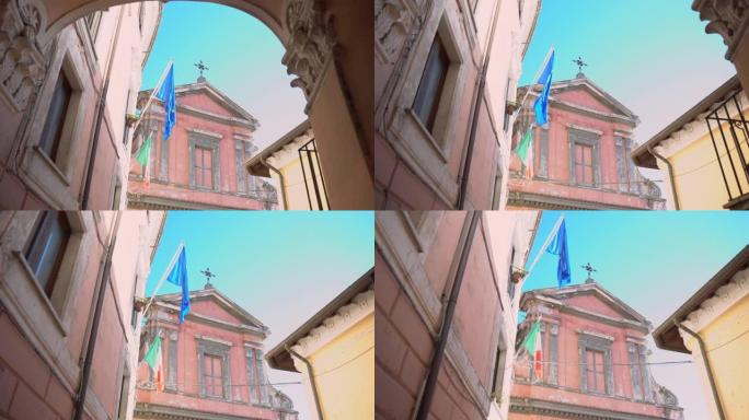 意大利小城市的宏伟氛围，具有丰富的中世纪历史，建筑拱门，仿古建筑立面和日光下的古老教堂，意大利和欧盟