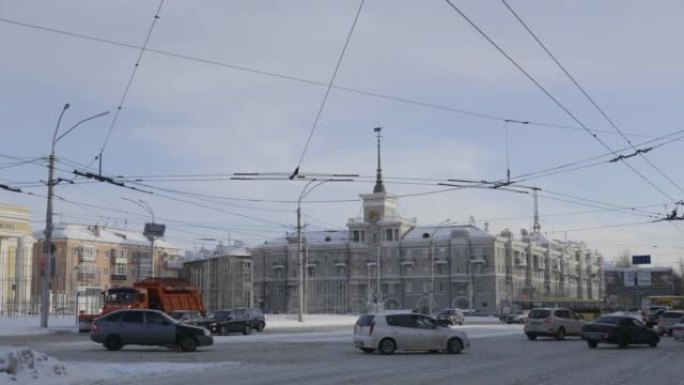 俄罗斯巴尔瑙尔2018年1月21日高峰时间的城市中心区域。