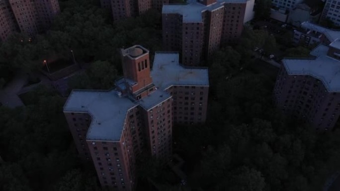 日出时，航拍镜头降落到纽约市哈林区住房项目的篮球场