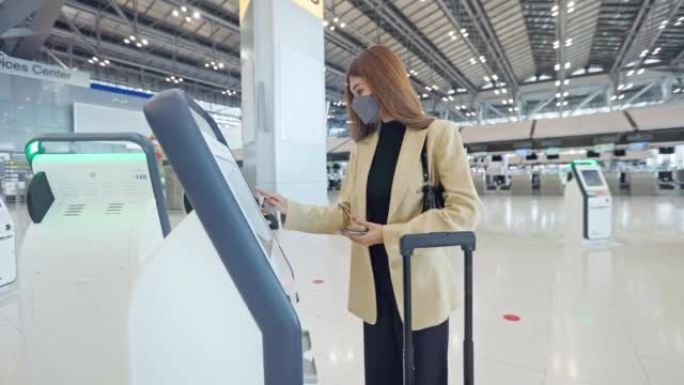 女商人在机场的售货亭上自助登机。商务旅行概念。