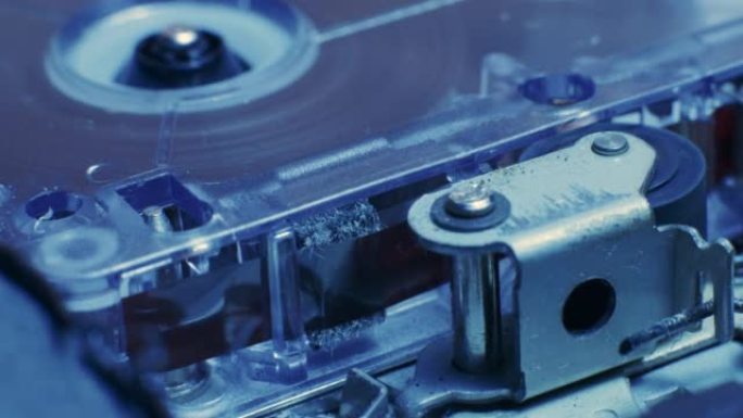 微盒式录音机磁带带运行通过盒式磁带和夹辊在冷蓝光