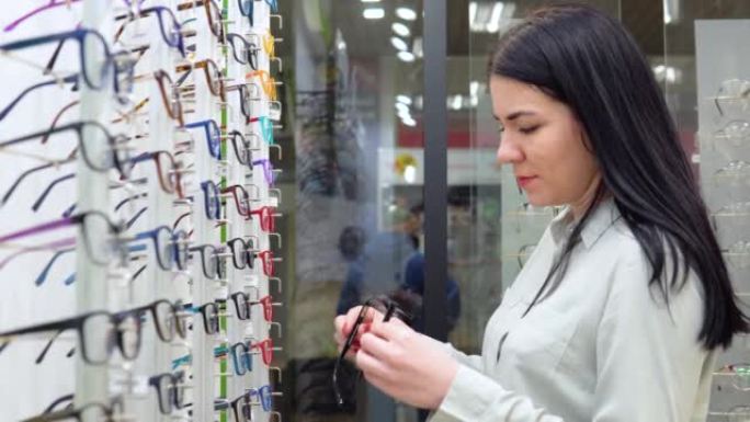 年轻女子在光学商店检查眼镜
