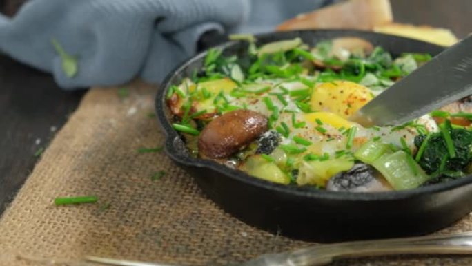 菠菜韭菜和蘑菇烤鸡蛋