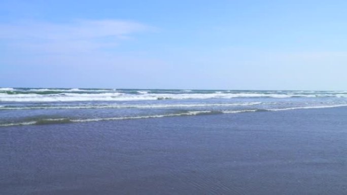 海浪冲击海滩。海滩地平线和海浪