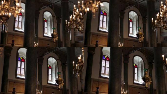 在伊斯坦布尔/土耳其的希腊东正教宗主教区内，光线透过教堂的彩色玻璃窗过滤