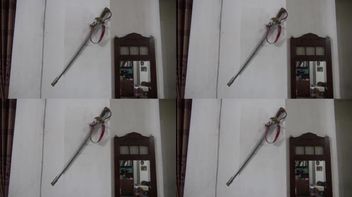 在老房子的墙上展示一把剑
