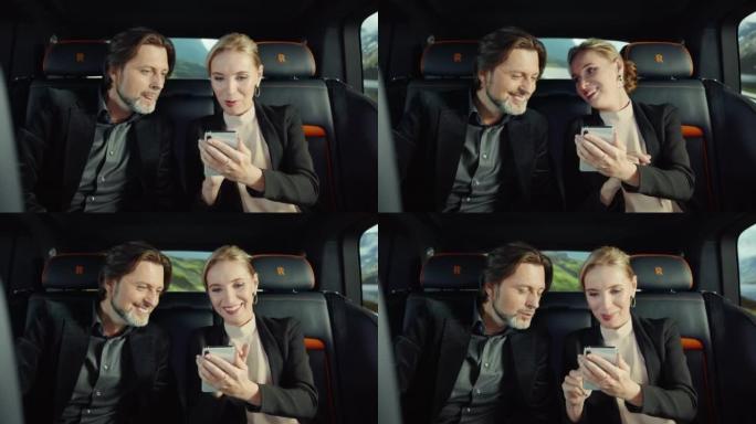 一名女乘客向一名男子展示智能手机屏幕。