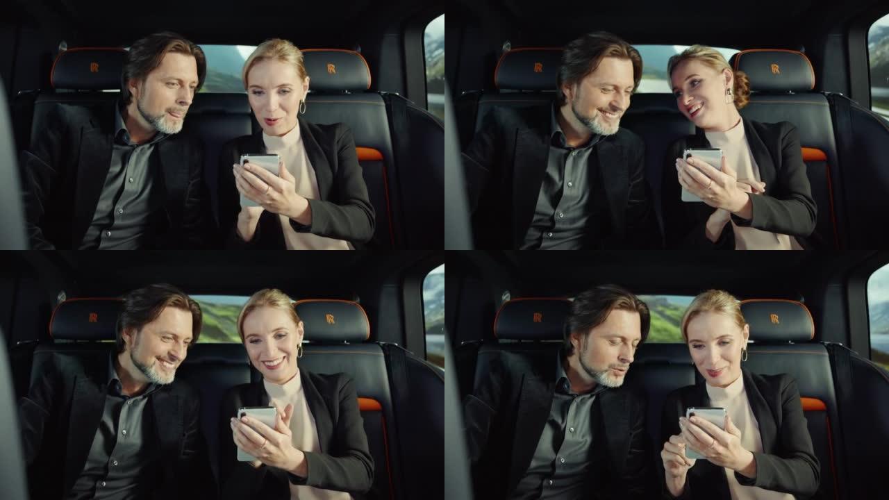 一名女乘客向一名男子展示智能手机屏幕。