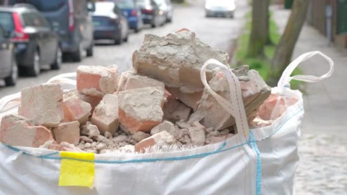 建筑垃圾大袋装满混凝土砖煤渣块和危险材料