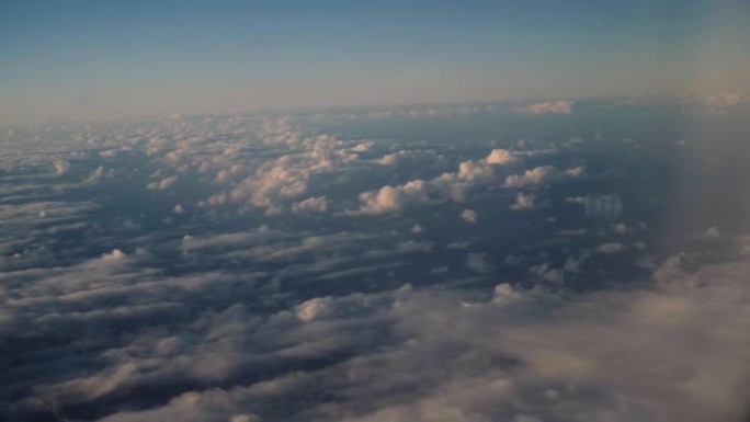 飞机窗口的日落云飞云之上飞机窗外